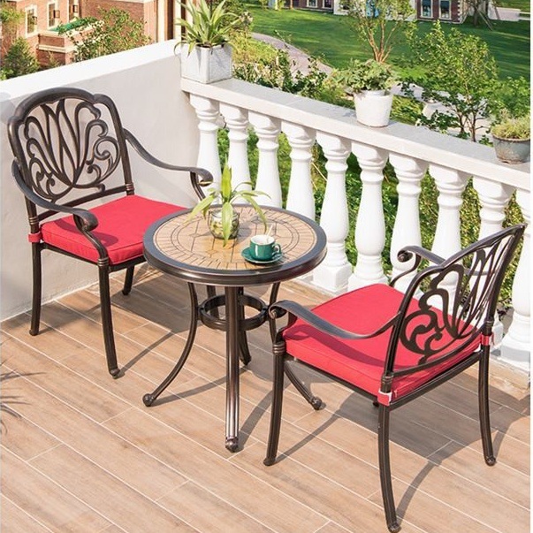 주조 알루미늄 원형 테이블과 빨간색 야외용 의자 2개, - Outdoor Furniture One Piece 리뷰 및 가격